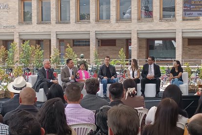 Las autoridades firmaron el convenio de préstamo para implementar el proyecto de movilidad en el centro de Cuenca