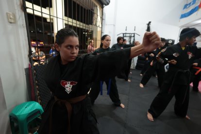 Tres veces por semana, hombres y mujeres suelen reunirse a practicar el Kenpo.