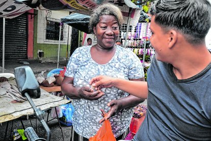 Carmen afirma que la mayoría de clientes lleva coco rallado para usarlo en postres.
