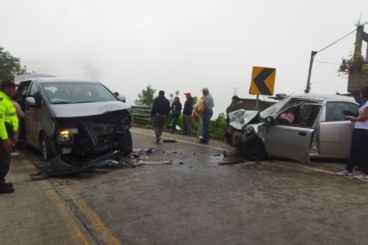 Los dos automóviles chocaron en la parroquia Santiago, a la altura de un templo.