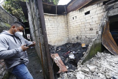 El incendio fue en una vivienda de construcción mixta. Una mesa y unas sillas fueron de las escasas cosas que pudieron rescatar.