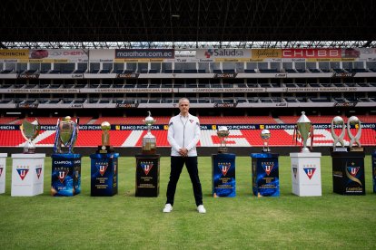 Esteban Paz rodeado de los trofeos que logró en su paso por Liga de Quito.