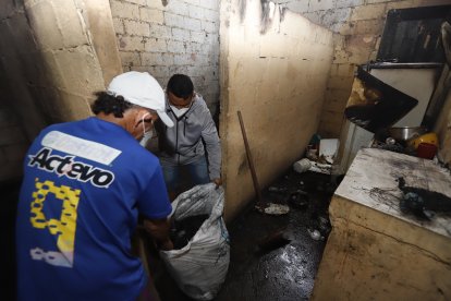 Los damnificados intentaron ver si aún había algún objeto que todavía estuviera en buenas condiciones. El incendio ocurrió a las 02:00, despertando a todos.