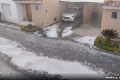 La granizada que se registró en Quito hizo que el hielo se acumule en vías, terrenos y vehículos.