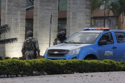 Militares y policías realizan un operativo al interior de una urbanización ubicada en la Vía a la Costa (Portal al Sol)