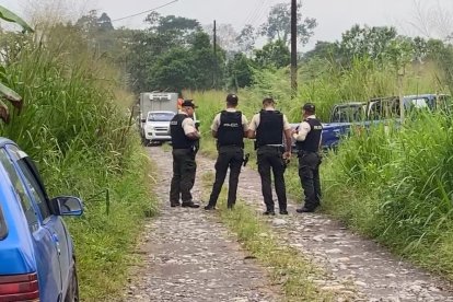 la Policía estaba en el lugar de los hechos. Siete hombres fueron encontrados en un balde de una camioneta.
