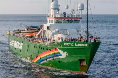 El barco Artic Sunrise, de la oenegé ambientalista internacional Greenpeace, estará mes y medio en el archipiélago ecuatoriano.