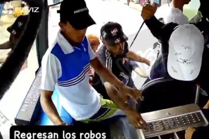 Los asaltantes se hicieron pasar por pasajeros para subir al bus. Una vez embarcados, empezaron a desvalijar a los viajeros.