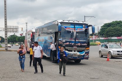El pasaje se pagaba directamente a los oficiales de los buses.