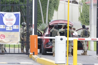 Uniformados de las Fuerzas Armadas llegaron al conjunto residencial a las 14:00 y la intervención que realizaron se extendió hasta las 19:00.