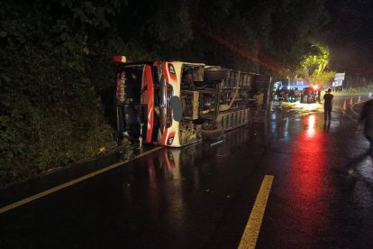 El bus de transporte interprovincial se viró luego del impacto.