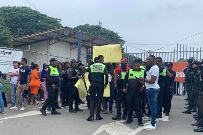 En Esmeraldas, agentes de tránsito protestan por salarios impagos.