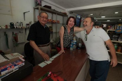 El 28 de febrero fue un día en el que los urdesinos, los que se fueron y los que aún quedan, decidieron pasar por el negocio para despedirse de sus amigos