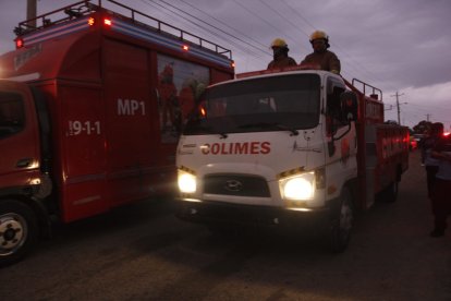 La llama que salía del interior de la industria se levantaba por más de tres metros sobre la edificación.