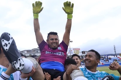 Roberto Salazar, arquero de Barrionuevo, cuando era alzado en hombros tras ser la figura de la final barrial.