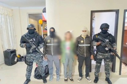 A la mujer se le abrió un proceso por tenencia de armas de fuego.