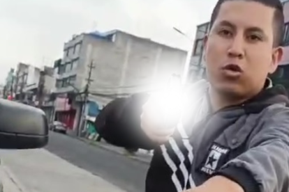 Este hombre adujo ser miembro de la Policía Nacional mientras apuntaba con el arma al agente que lo filmaba.