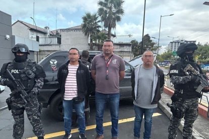 Los tres estaban en un parqueadero de un restaurante en Quito.