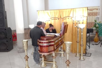 Mariana Valero frente el cofre mortuorio con los restos de su amado.