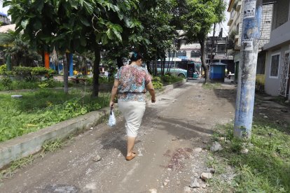Este sábado 2 de marzo por la mañana, junto al parque, aún podía notarse un rastro de sangre dejado por el cadáver que quedó allí.