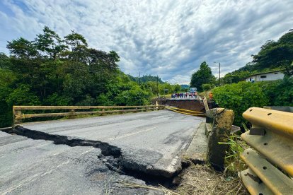 El puente del sector Lelia, en la vía Alóag - Santo Domingo se desplomó.