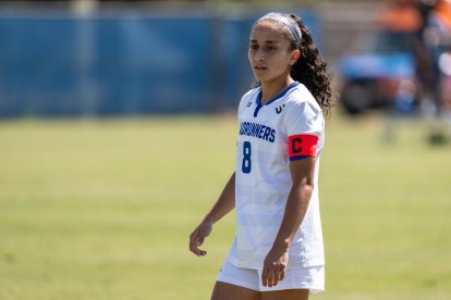 Jugó becada en Estados Unidos donde terminó sus estudios de ingeniería con especialización en mecánica de la universidad de Bakersfield, en California.