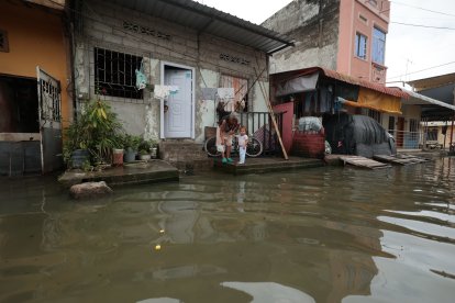 Los niños no pueden salir de sus casas por el nivel de las inundaciones. El agua no bajará hasta que pasen las lluvias.