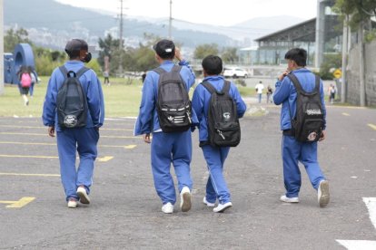 Algunos alumnos tienen temor. Por eso usan mascarillas y van en grupos, para evitar agresiones.