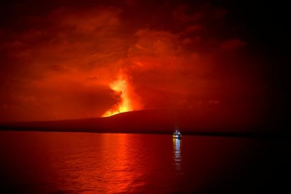 Erupción del Volcán Fernandina en Galápagos en marzo del 2024.