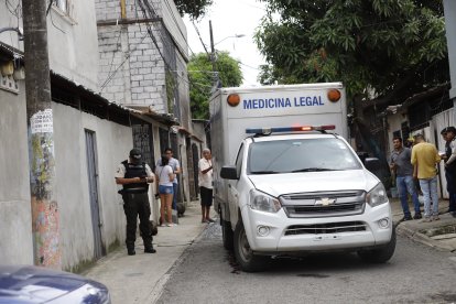 Agentes policiales llegaron al punto para retirar el cadáver que se encontraba en la calzada.