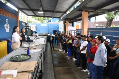 Recicladores prestaban atención a la sobre la prevención de risgos.