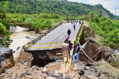 La caída del puente en el sector de Lelia se produjo tras las intensas lluvias que azotan a la región.
