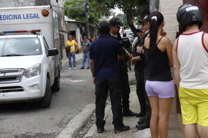 Los policías retiraron el cadáver y recabaron información respecto a cómo fue el crimen.