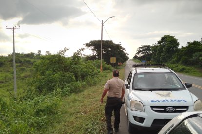 Los agentes de Policía recabaron indicios en los alrededores de la hacienda del afectado para hallar a los responsables.