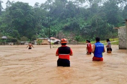 El desbordamiento de un río puso a correr a los moradores.