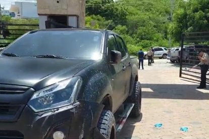 El vehículo en que se movilizaban los parientes quedó con las huellas de unos balazos.