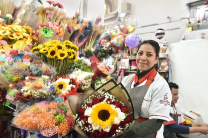 La vendedora sostiene un ejemplar que ayuda a los infieles a volver con sus parejas.