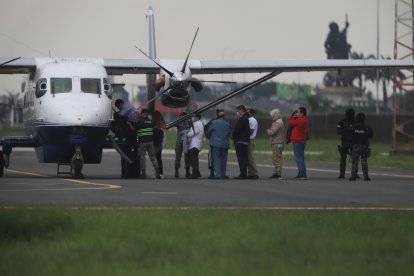 Los detenidos fueron trasladados por vía aérea hacia la capital, para formularles cargos.