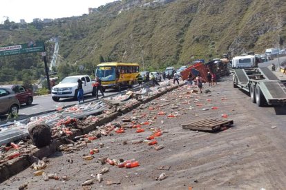 Un accidente de tránsito de un tráiler cargado de bebidas cerró el Paso Lateral en Ambato.