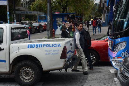 Hay personas que buscan pasar entre los vehículos para cruzar de una esquina a otra.