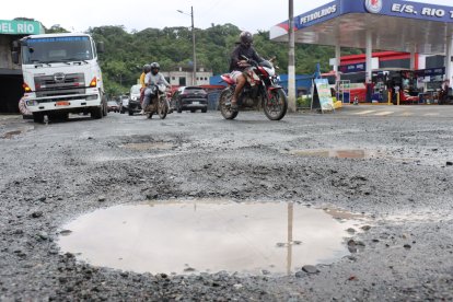 Los ‘huecarones’ comienzan en el ingreso de la vía hacia Las Mercedes, en sentido Santo Domingo de los Tsáchilas - Los Bancos.