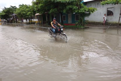 Los tricimoteros son parte de los afectados por las inundaciones.