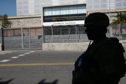 El cuerpo del exfuncionario fue retirado pasado el mediodía.