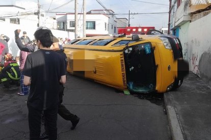 Los bomberos atendieron a los heridos en el lugar.