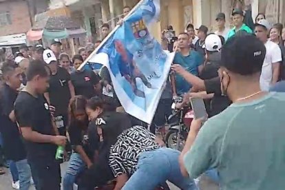 Antes de ingresar el féretro al camposanto, lo colocaron en media calle y un grupo motorizados dieron varías vueltas alrededor.