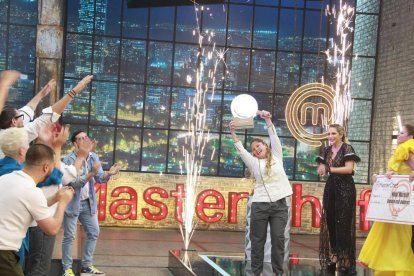 Momento en el que se grabó la final, y Nikki recibió el trofeo.