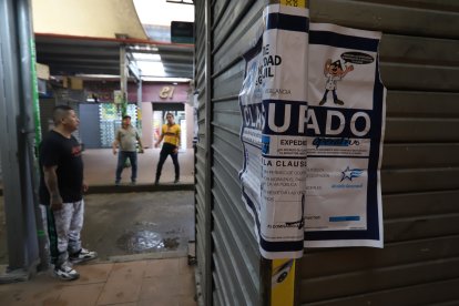 Los comerciantes están desesperados por reabrir sus locales, su única fuente de ingresos.