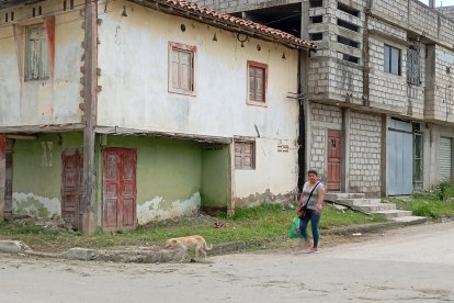 En la esquina de esta vivienda abandonada quedaron las dos últimas víctimas.