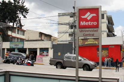 Cerca de las entradas es posible hallar a estudiantes consumiendo licor a plena luz del día.