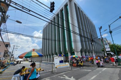 La tranquilidad de la jornada comercial en el centro de Esmeraldas se vio abruptamente interrumpida por el estruendo de disparos.